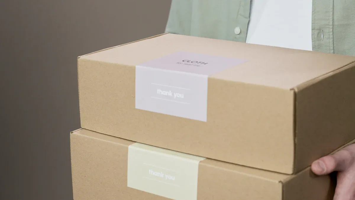 2026 年 9 种创意方式，教你如何使用定制 Logo 黑棕色牛皮纸拉链邮寄包装盒