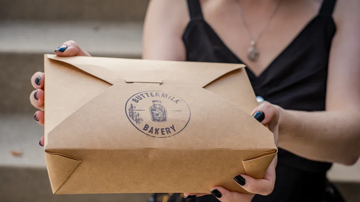 为您的烘焙店选择定制蛋糕包装盒时，应该考虑哪些因素？