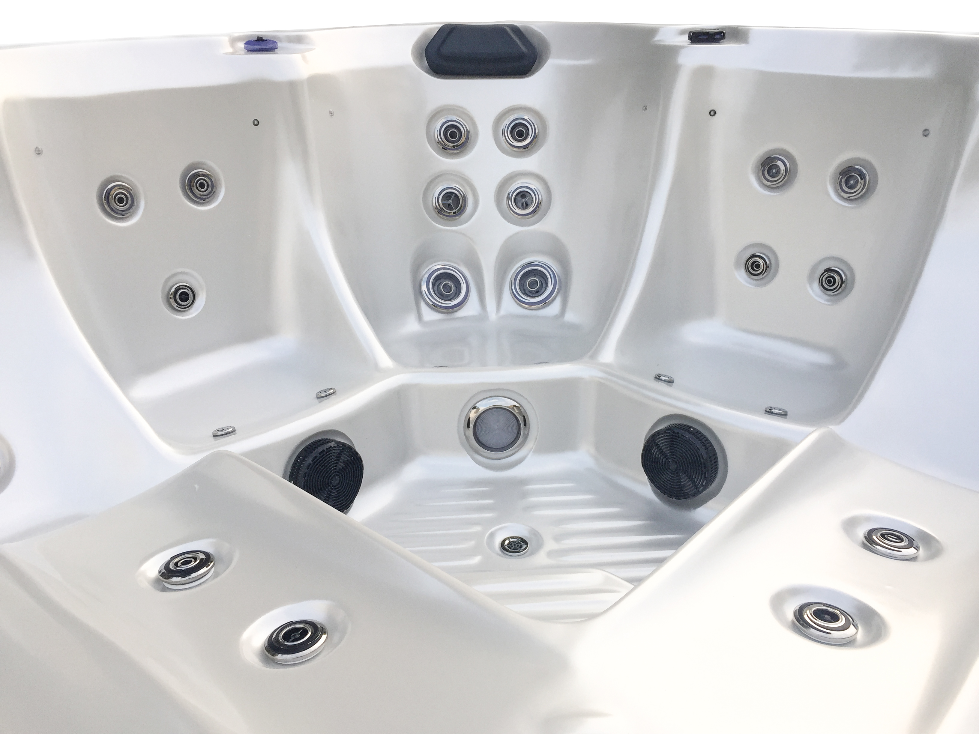 Home and garden spas winter outdoor hot tub with 37 jets