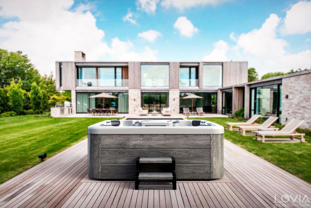 Does the outdoor massage bathtub need to change the water frequently?