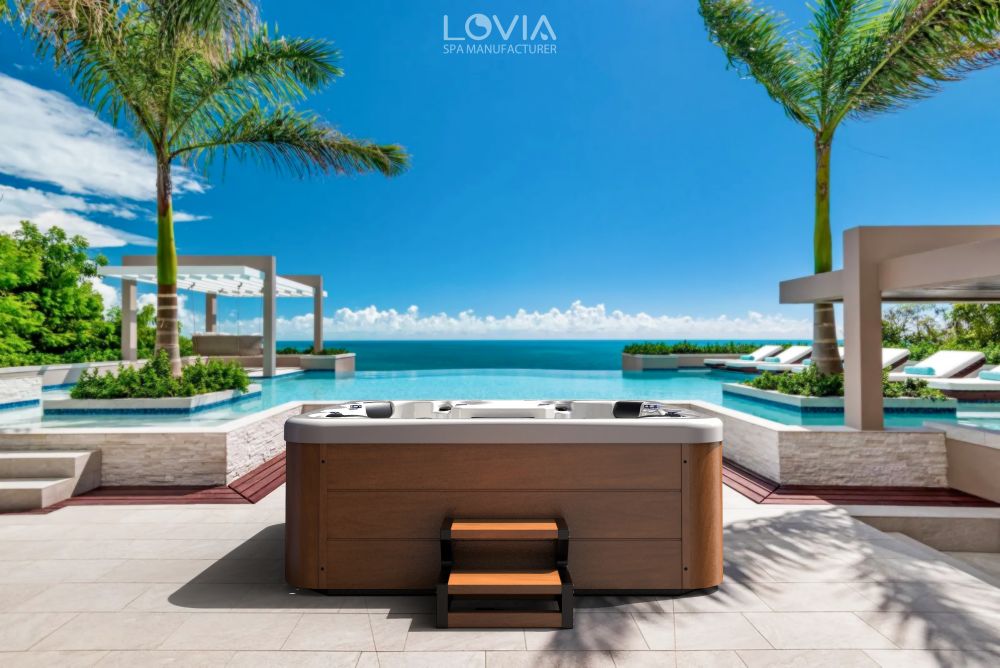 What kind of outdoor jacuzzi bathtub is more energy efficient?