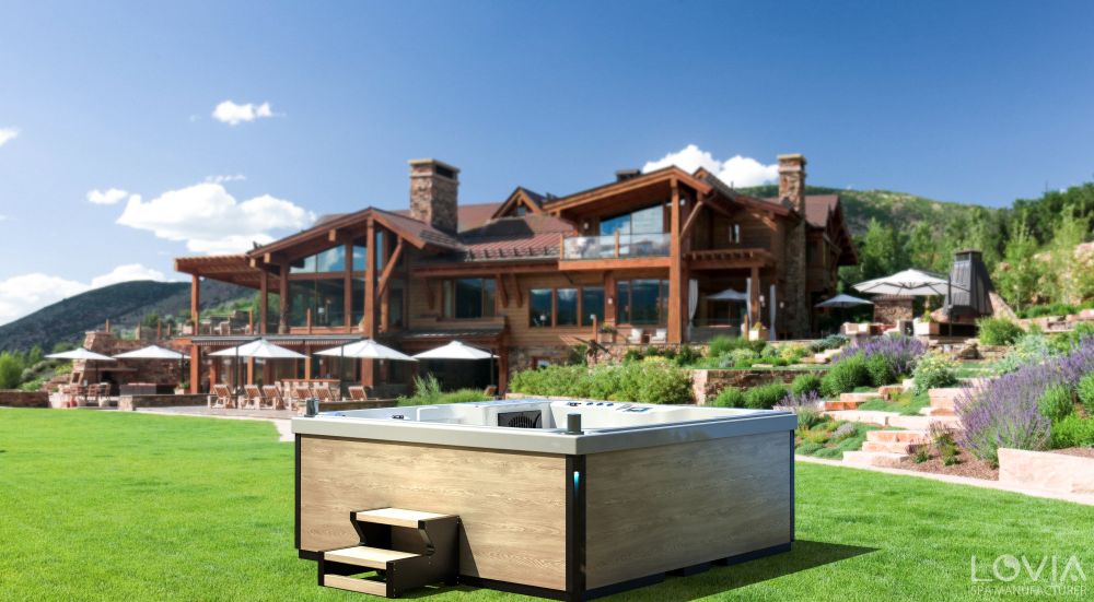 What are the water quality requirements for an outdoor jacuzzi bathtub?