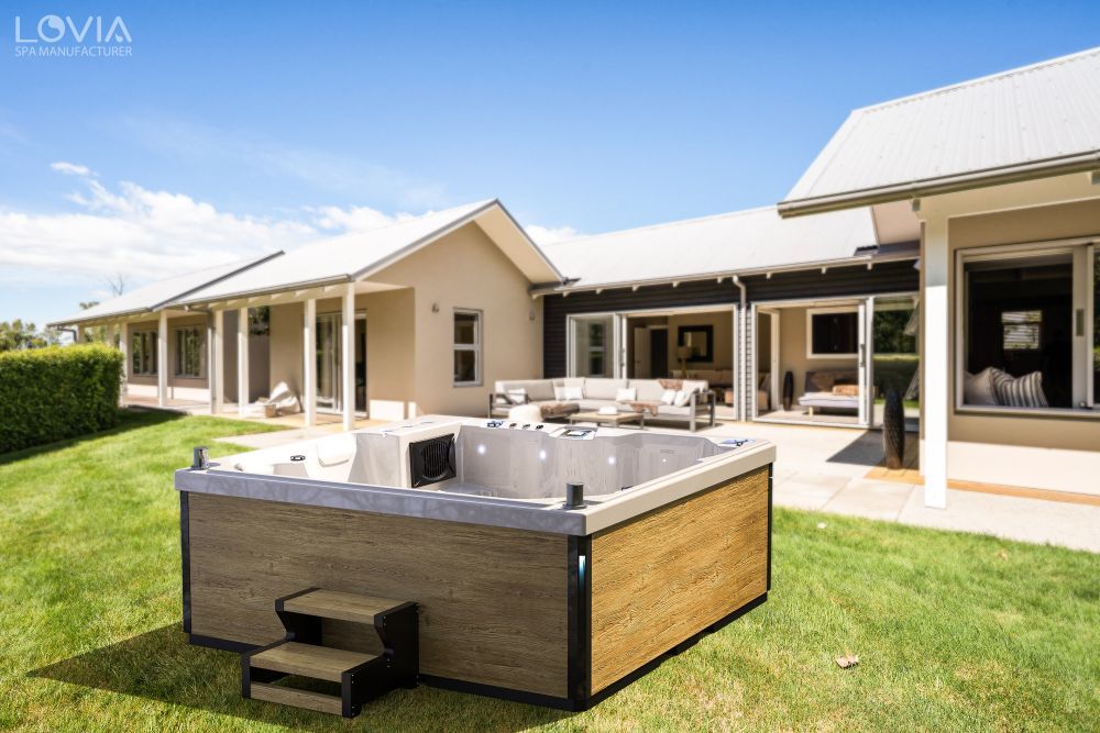 How to set the appropriate water level for an outdoor hot tub?