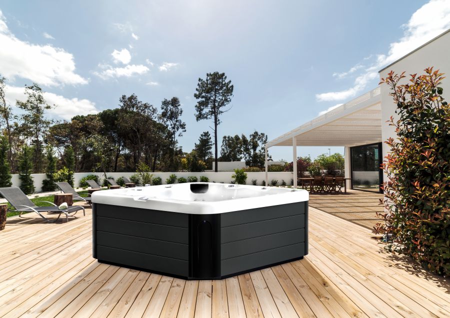 Winter Outdoor 5-person hot tub - A Kicking back Choice For All