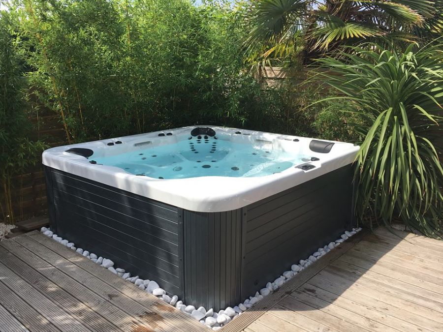 The Difference Between Outdoor Hot Tub And Massage Bathtub