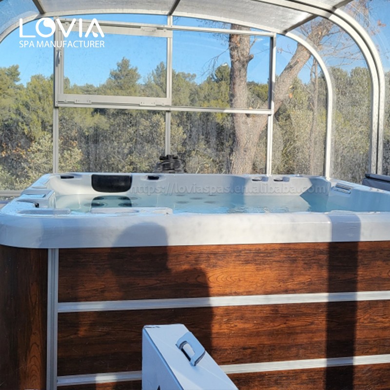 outdoor hot bathtub