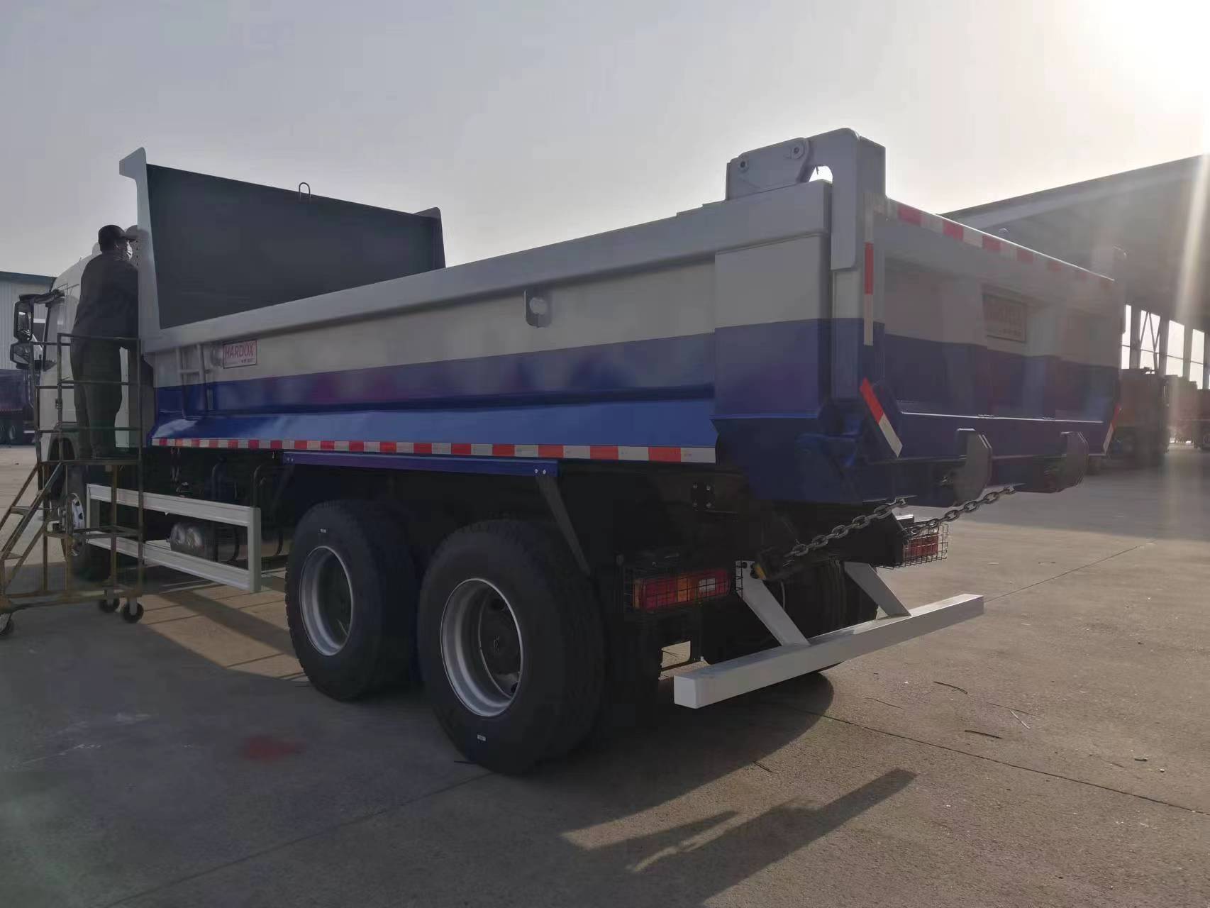 Pure electric dump truck