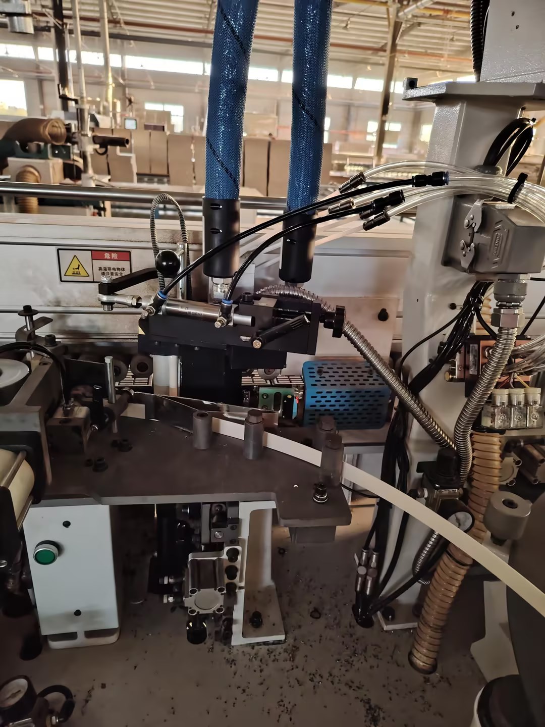 Glue quantity control valve