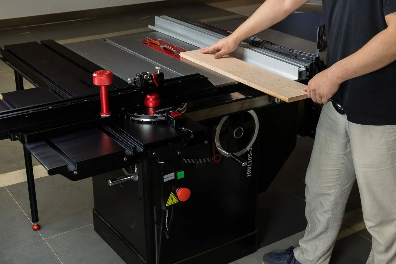 Quels sont les 15 accessoires indispensables pour une scie circulaire sur table dans les usines de meubles en bois ?