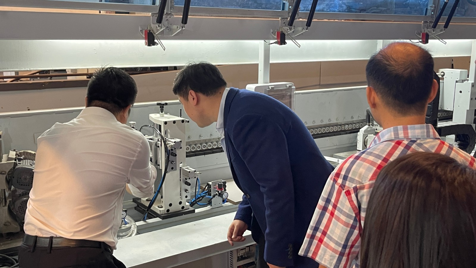 Curved edge sealing machine