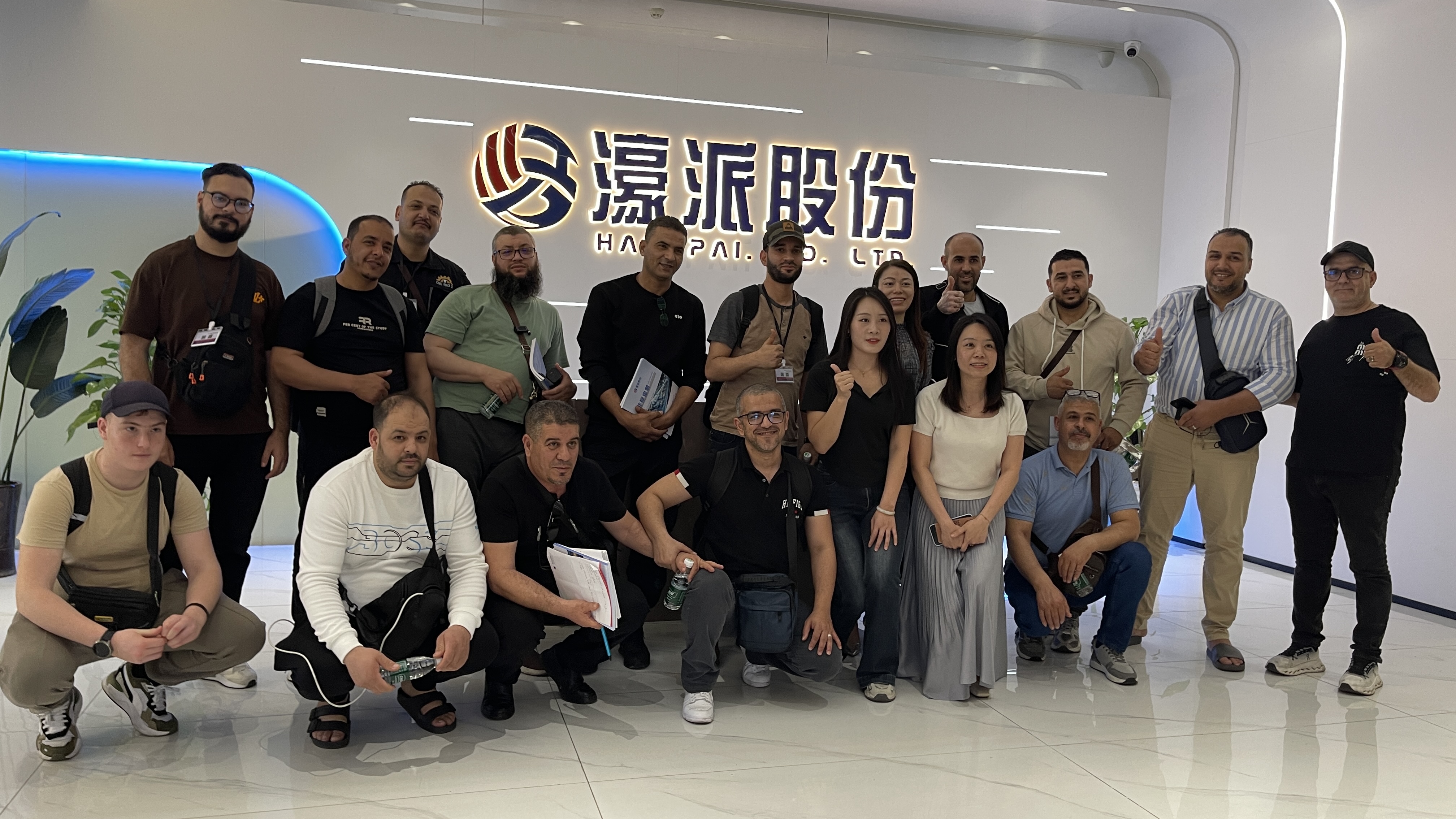 Welcoming friends from various countries to learn about Chinese mechanical components.