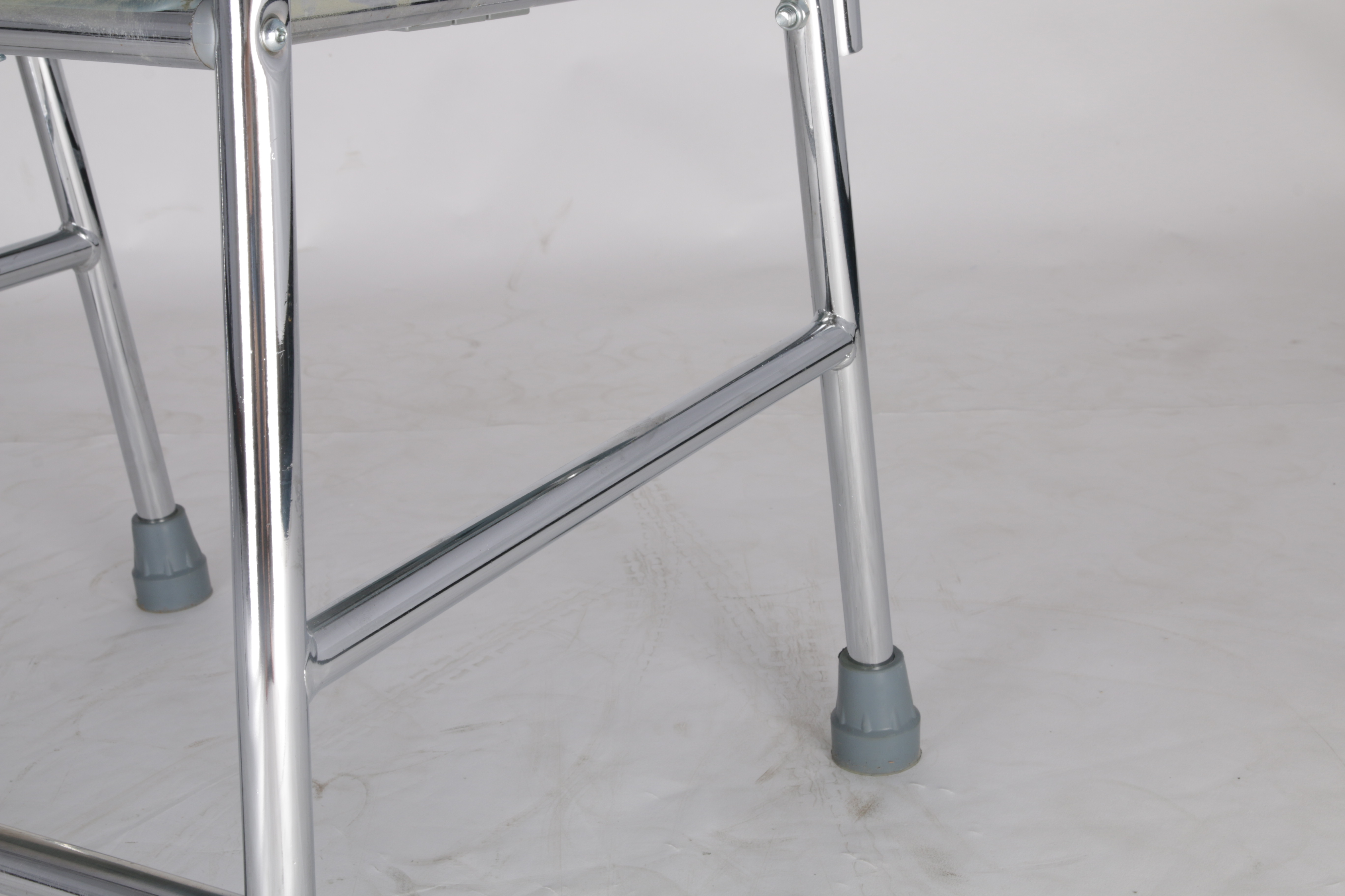 Chrome steel Washable comfortable Commode Chair Rehabilitation Therapy Supplies Delivery Time 20 - 45 Days