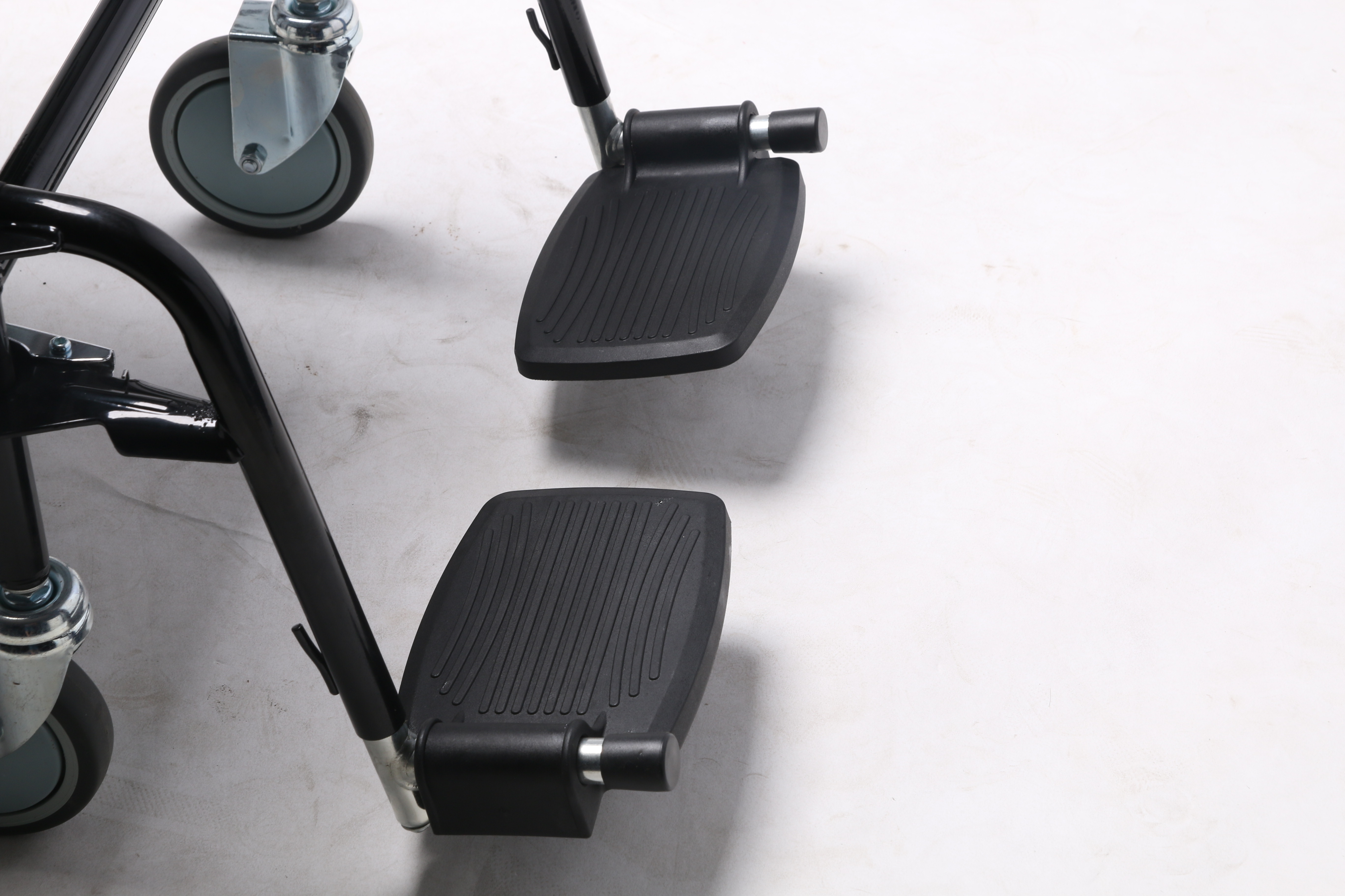 Toilet Seat Chair for Elderly Detachable Armrest Detachable Legrest Toilet Commode Chair Wheelchair