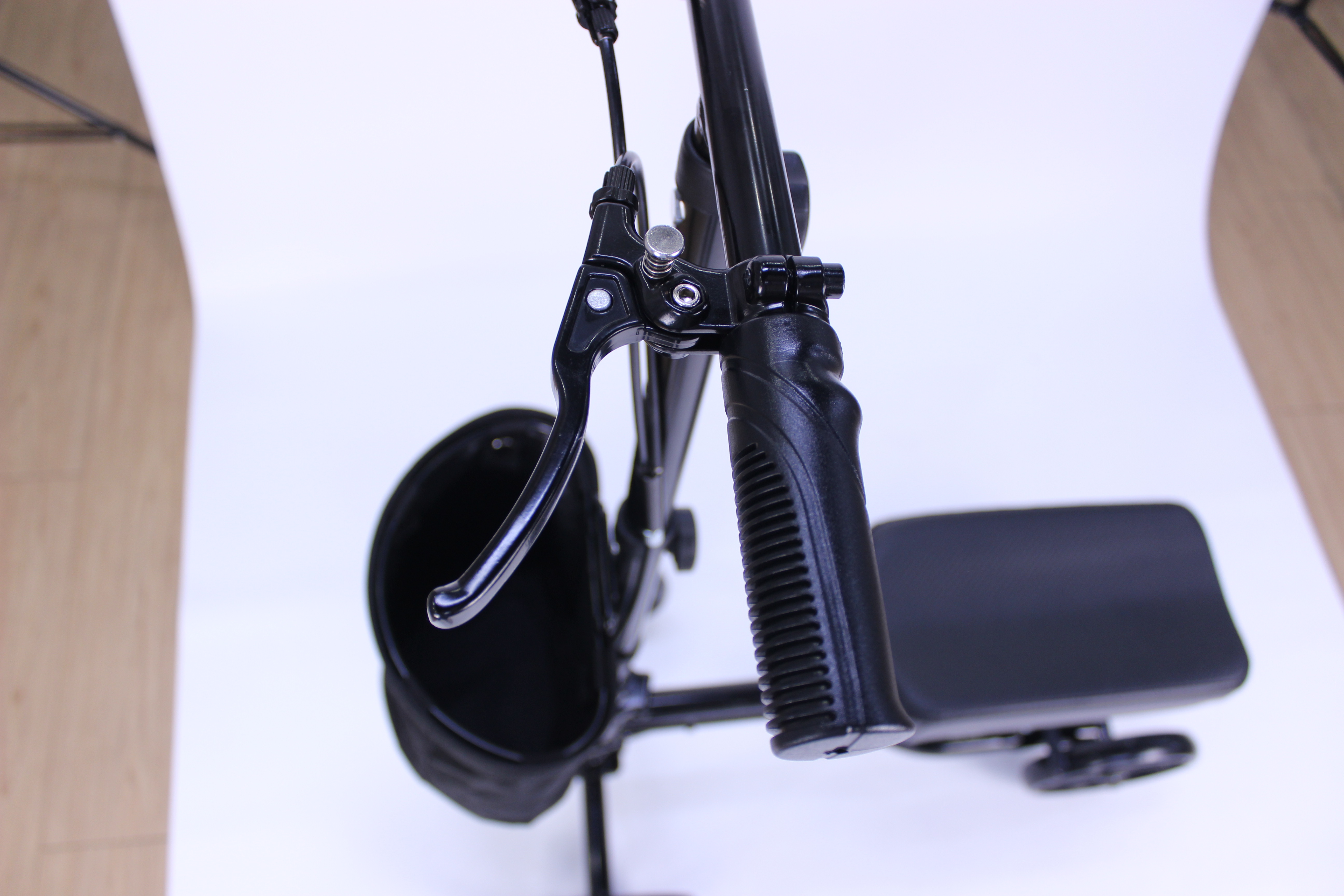 Knee walker for user weak in leg STEERABLE KNEE WALKER