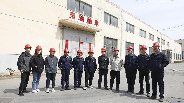 Foto di gruppo del personale portante DZE