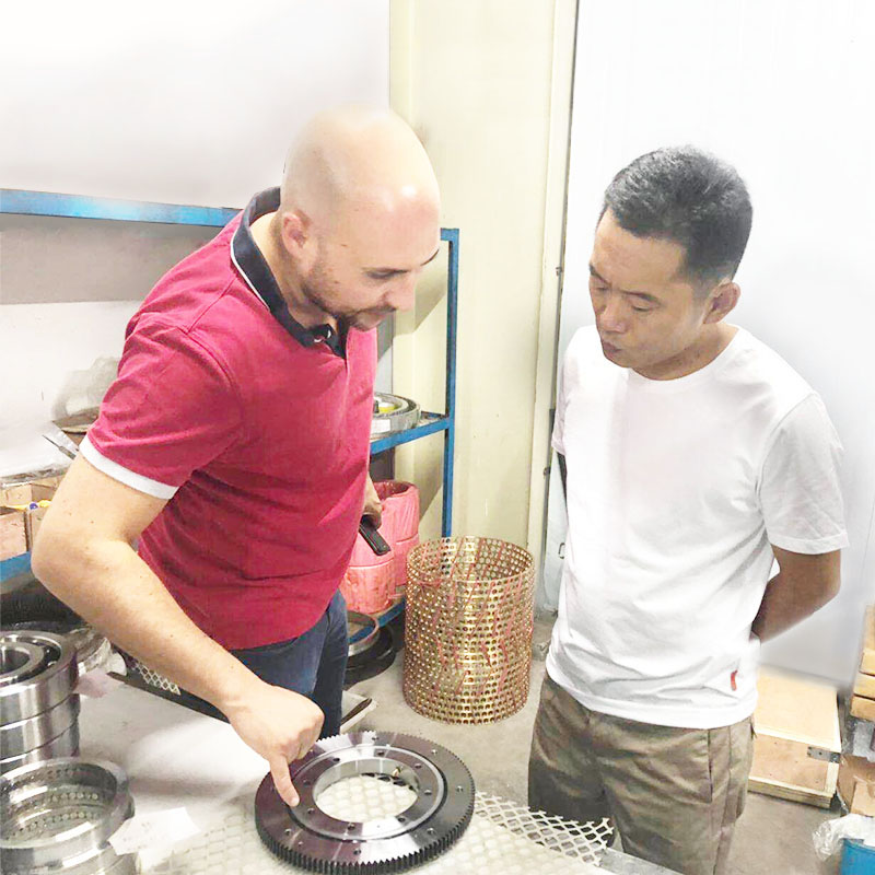 I clienti libanesi hanno visitato i cuscinetti DZE