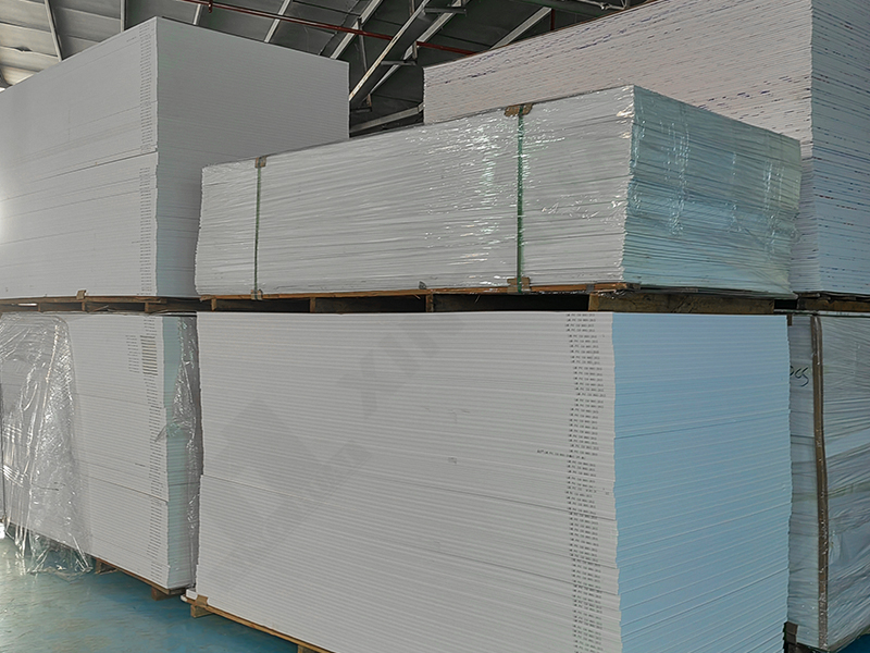 Mengapa papan PVC membebaskan gas pada suhu tinggi?