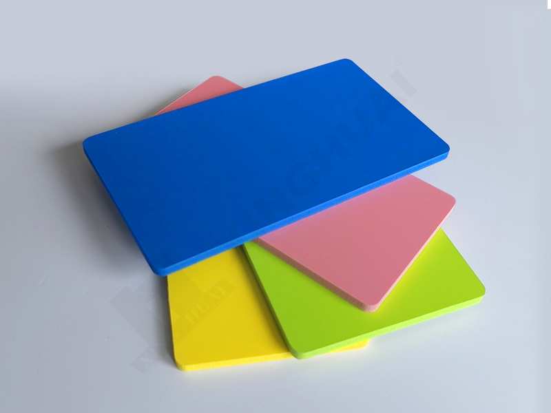 La résistance aux chocs des panneaux PVC colorés est-elle influencée par leur couleur ?