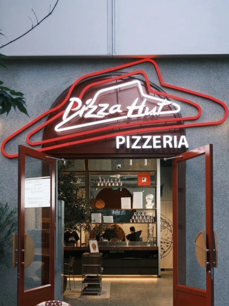 Signboards are important outdoor advertising spaces in the catering industry