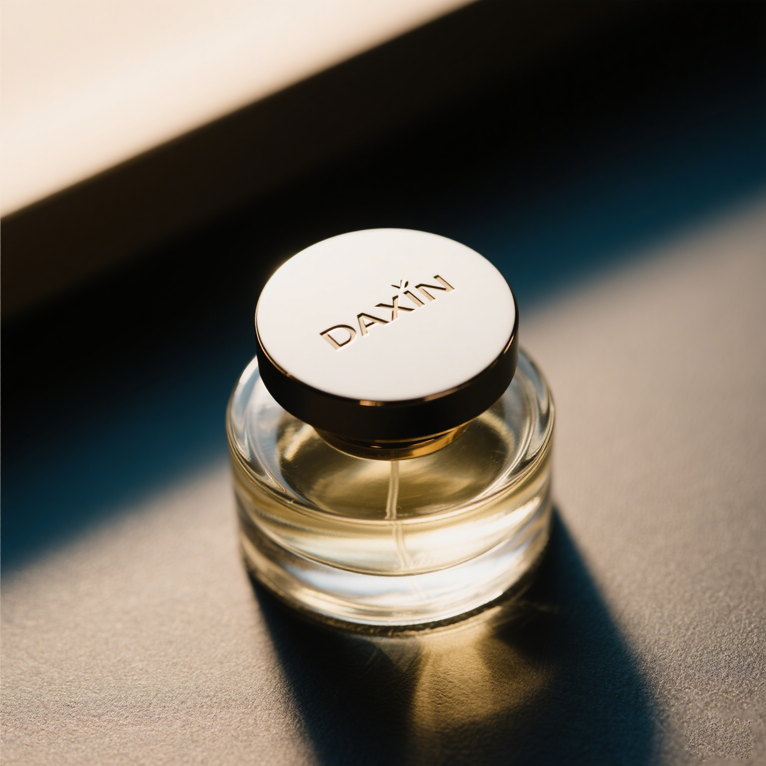 lid refillable perfume bottle