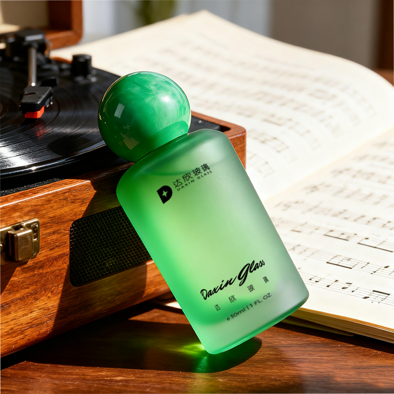 Botella de perfume en aerosol de vidrio verde esmerilado vacía de 30 ml, 50 ml y 100 ml con tapa esférica.
