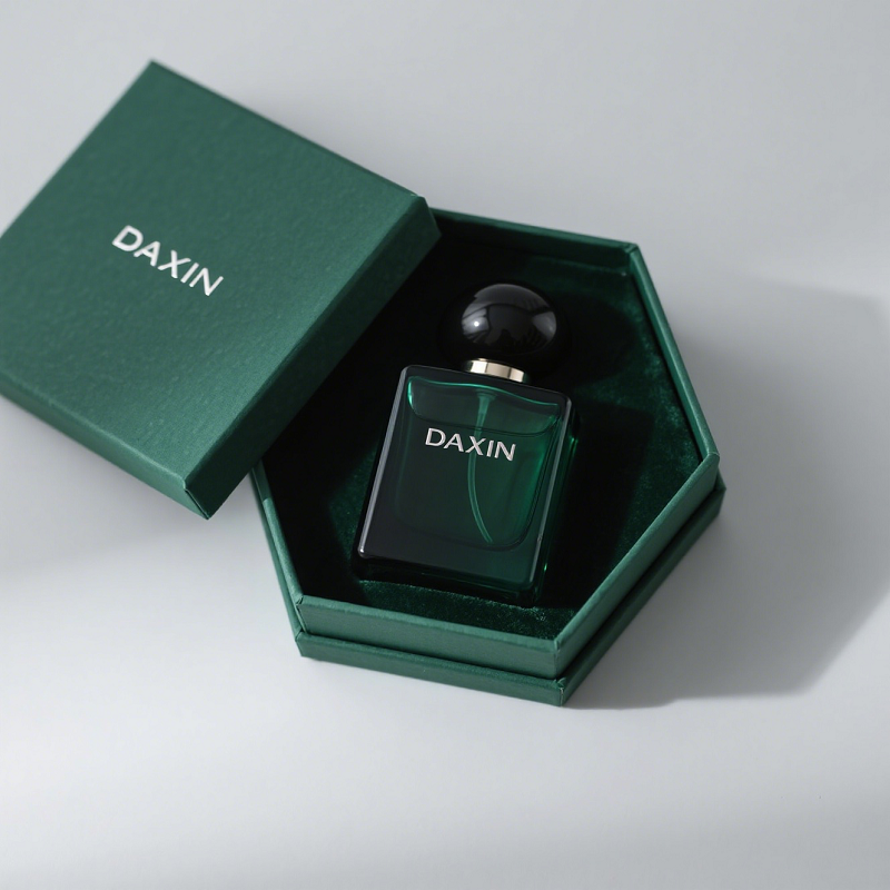Flacone di profumo da 30 ml, 50 ml e 100 ml, in vetro colorato, con scatola a forma di rombo.