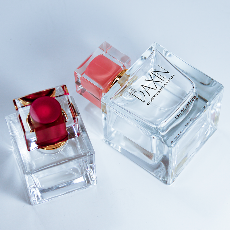 Китай Квадратный флакон для духов класса люкс, 30 мл, стеклянный, пустой, многоразового использования, с помпой и акриловой крышкой., производитель