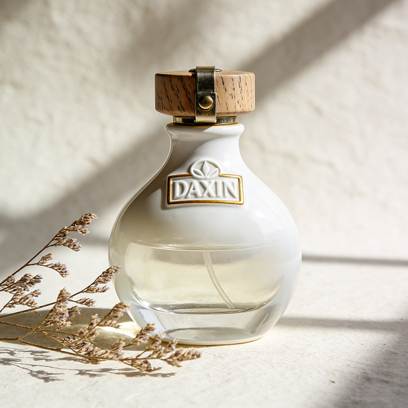 زجاجة عطر بيضاء فاخرة فارغة من OEM ODM، سعة 30 مل، 50 مل، 100 مل، زجاجة كولونيا زجاجية بشعار منقوش