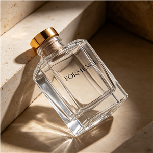 Donde la luz se encuentra con el líquido: la poesía tácita del diseño de frascos de perfume.