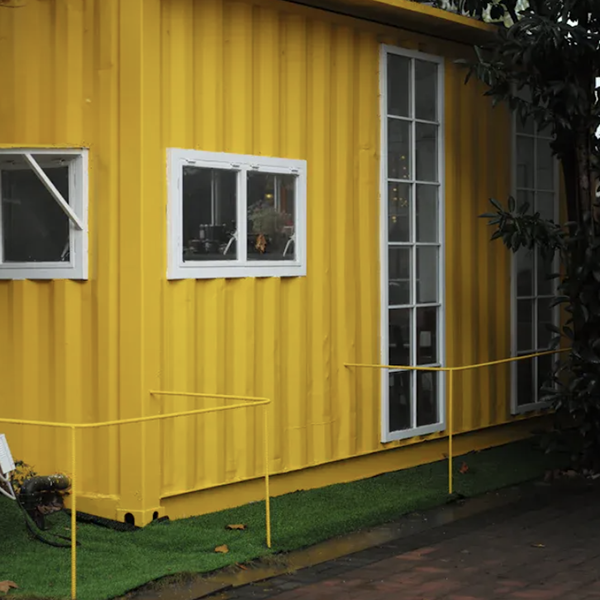 Pagbibigay ng Silid para sa Liwanag: Paggupit ng mga Bintana sa mga Bahay na may Lalagyan ng Pagpapadala