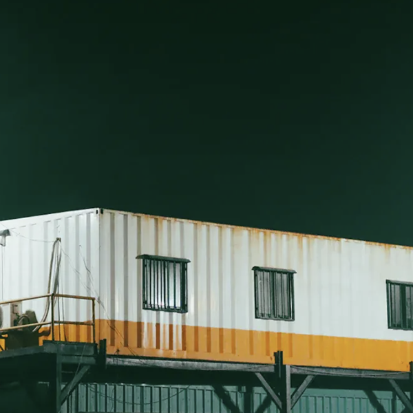 একটি কন্টেইনার বাড়িতে প্লাম্বিং এবং বৈদ্যুতিক সিস্টেম ইনস্টল করার জন্য ধাপে ধাপে নির্দেশিকা