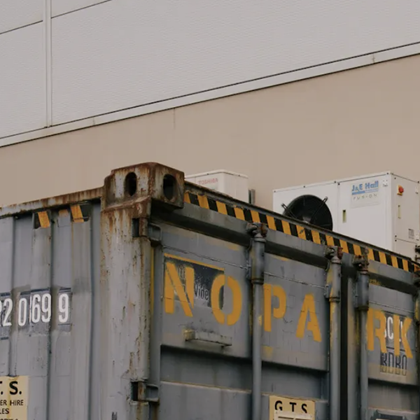 Paano Paandarin ang Isang Shipping Container sa Bahay Nang Walang Grid