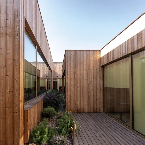 Menganalisis Rincian Biaya Membangun Kantor dari Kontainer Pengiriman di Halaman Belakang