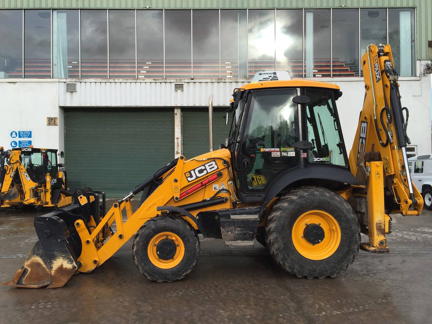 Electric air conditioner for Heavy duty off-road machinery