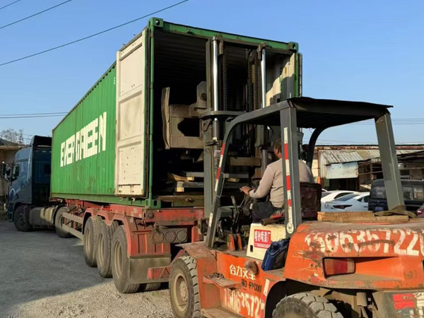 300 tons of carbon steel plates and carbon steel pipes were sent to Turkey