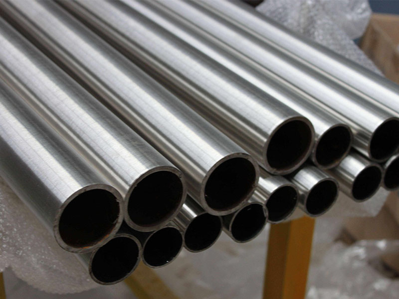 How are stainless steel pipes classified?