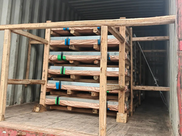 45 tons of stainless steel plates are being shipped to Malaysia.