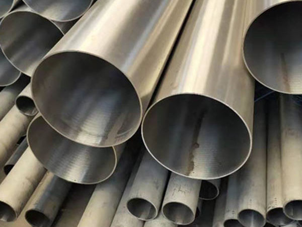 What is the significance of solution annealing treatment for stainless steel pipes?