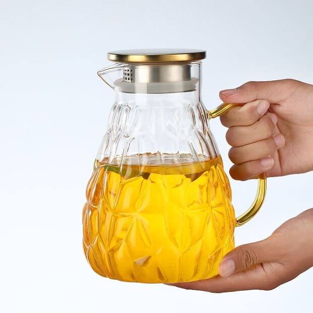borosilicate glass pitcher with stainless steel lid