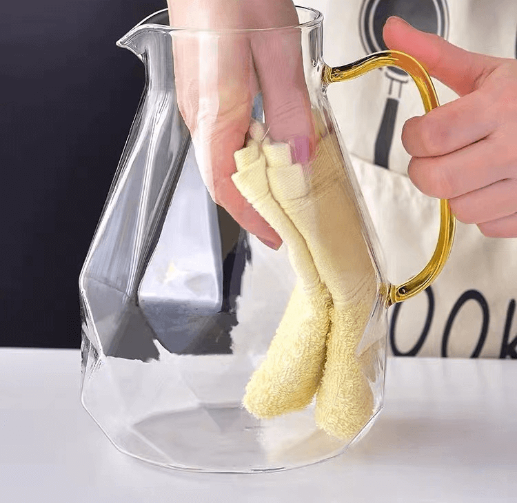 borosilicate glass pitcher with stainless steel lid