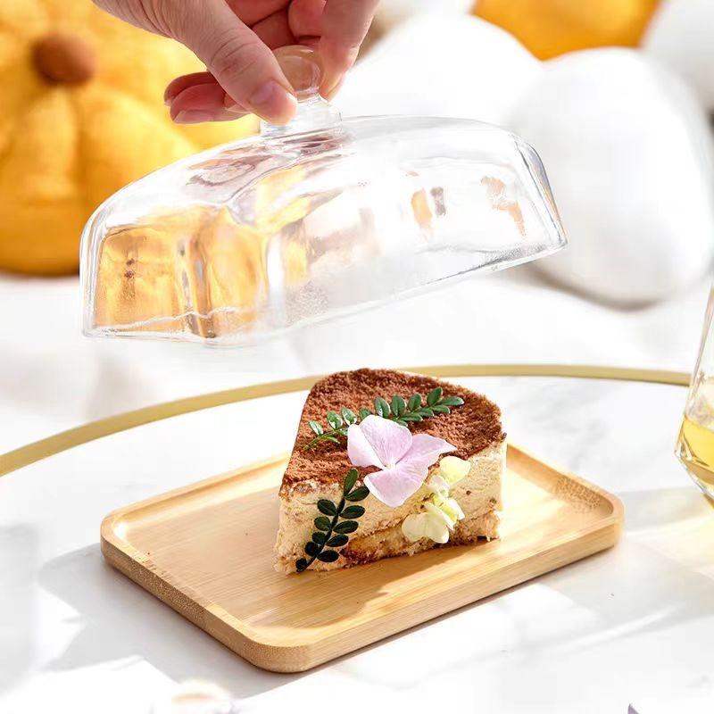 Glass food storage container with lid for cake