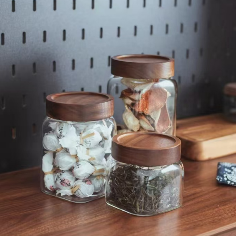 containers with screw on lids