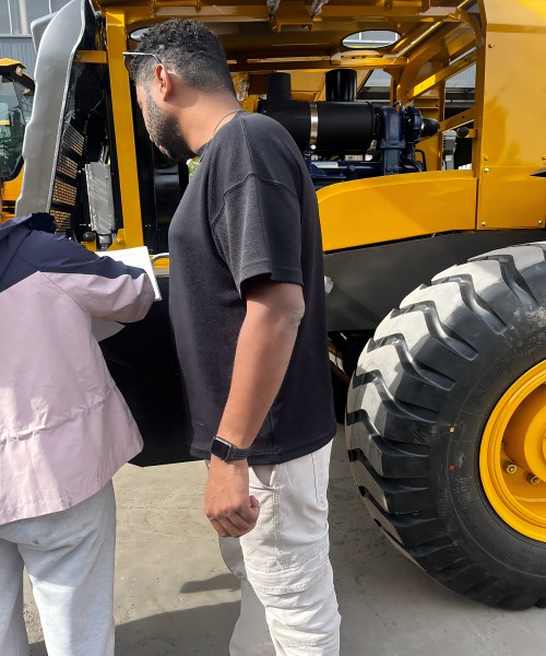 North American Clients Visit SEMGATY for On-Site Inspection of Loader Equipment