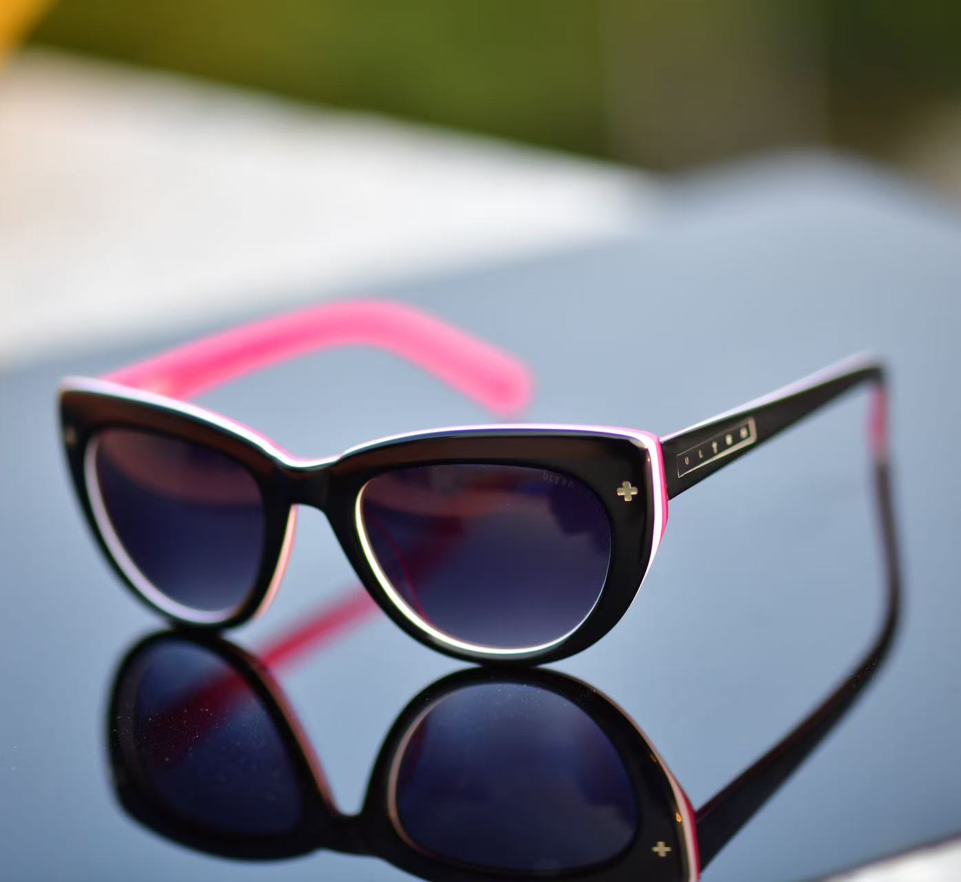 Тенденции солнцезащитных очков 2025 года: стиль и защита от ультрафиолета Тенденции солнцезащитных очков 2025 года: стиль и защита от ультрафиолета