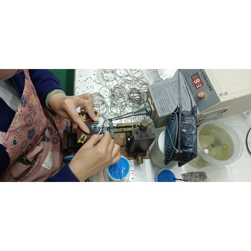 The Precision and Craftsmanship Behind Sunglasses Production