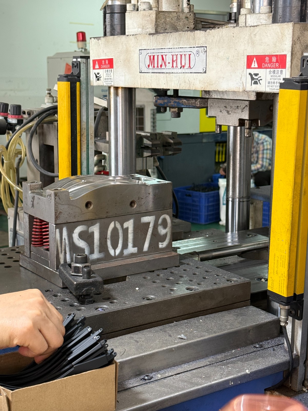 Eyeglass Factory