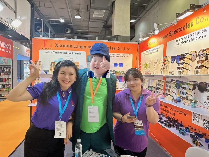 День демонстрации трендовых солнцезащитных очков гостям выставки День демонстрации трендовых солнцезащитных очков гостям выставки