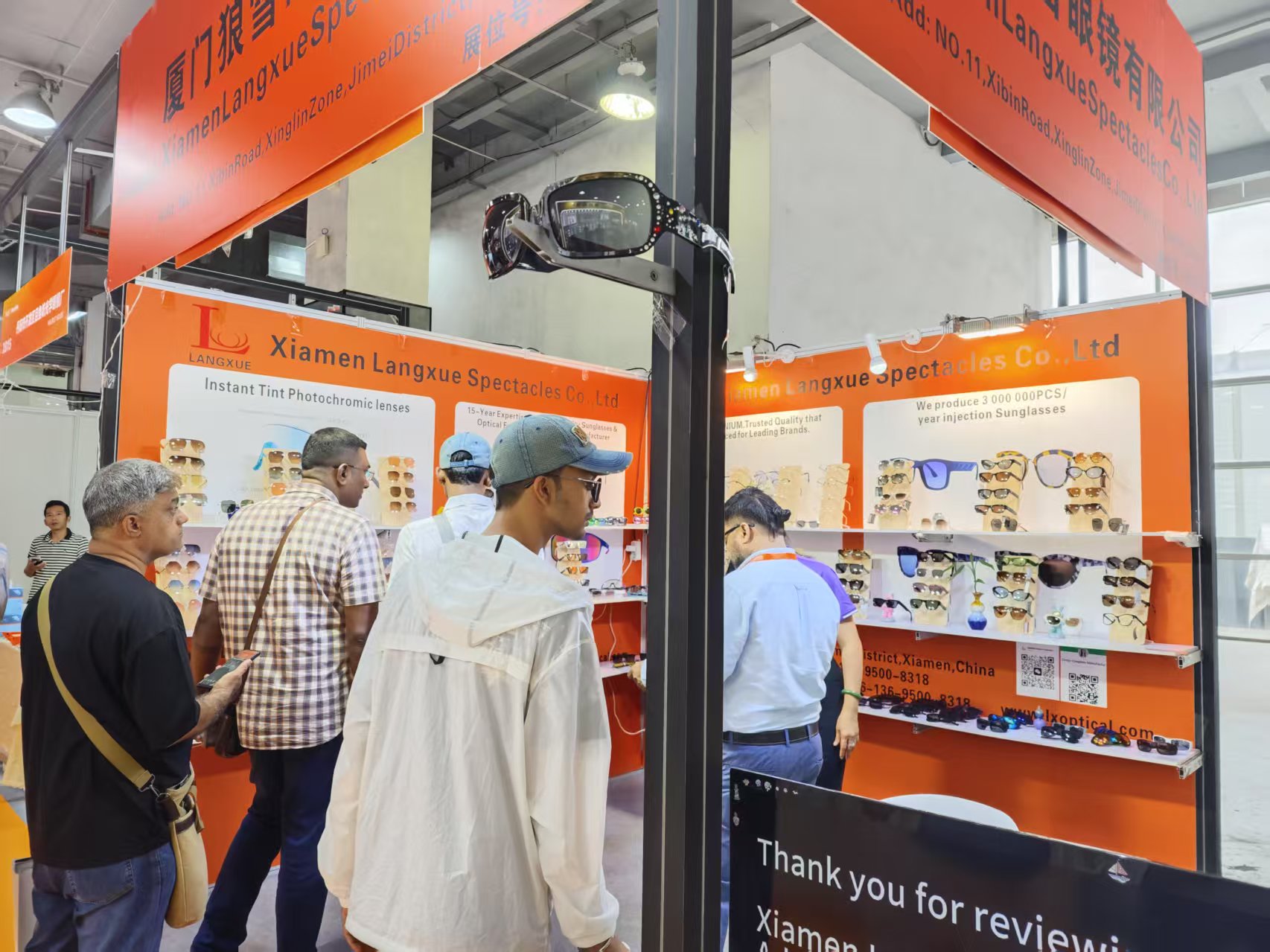 Communicate with guests at the exhibition Communicate with guests at the exhibition