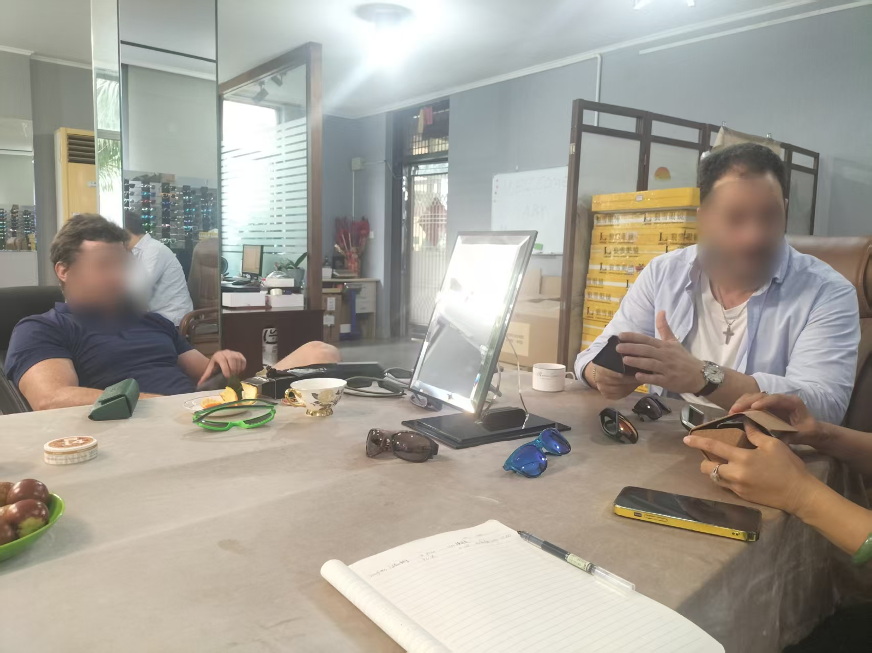 صاحب رؤية بصريات تستضيف جولة في مصنع بارز للشركاء العالميين