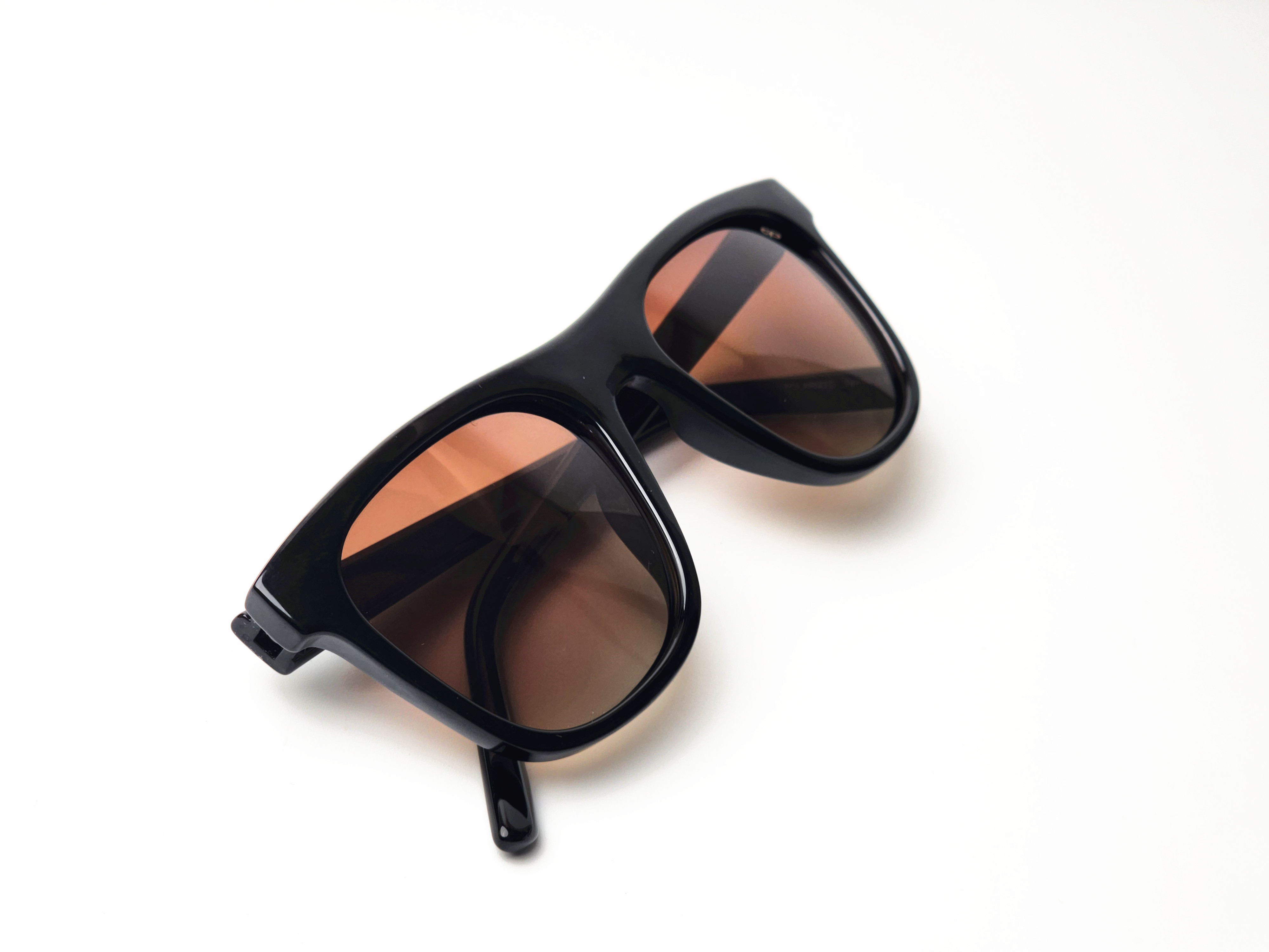 من الشاشة الفضية إلى وجهك: القوة الدائمة للنظارات الأيقونية